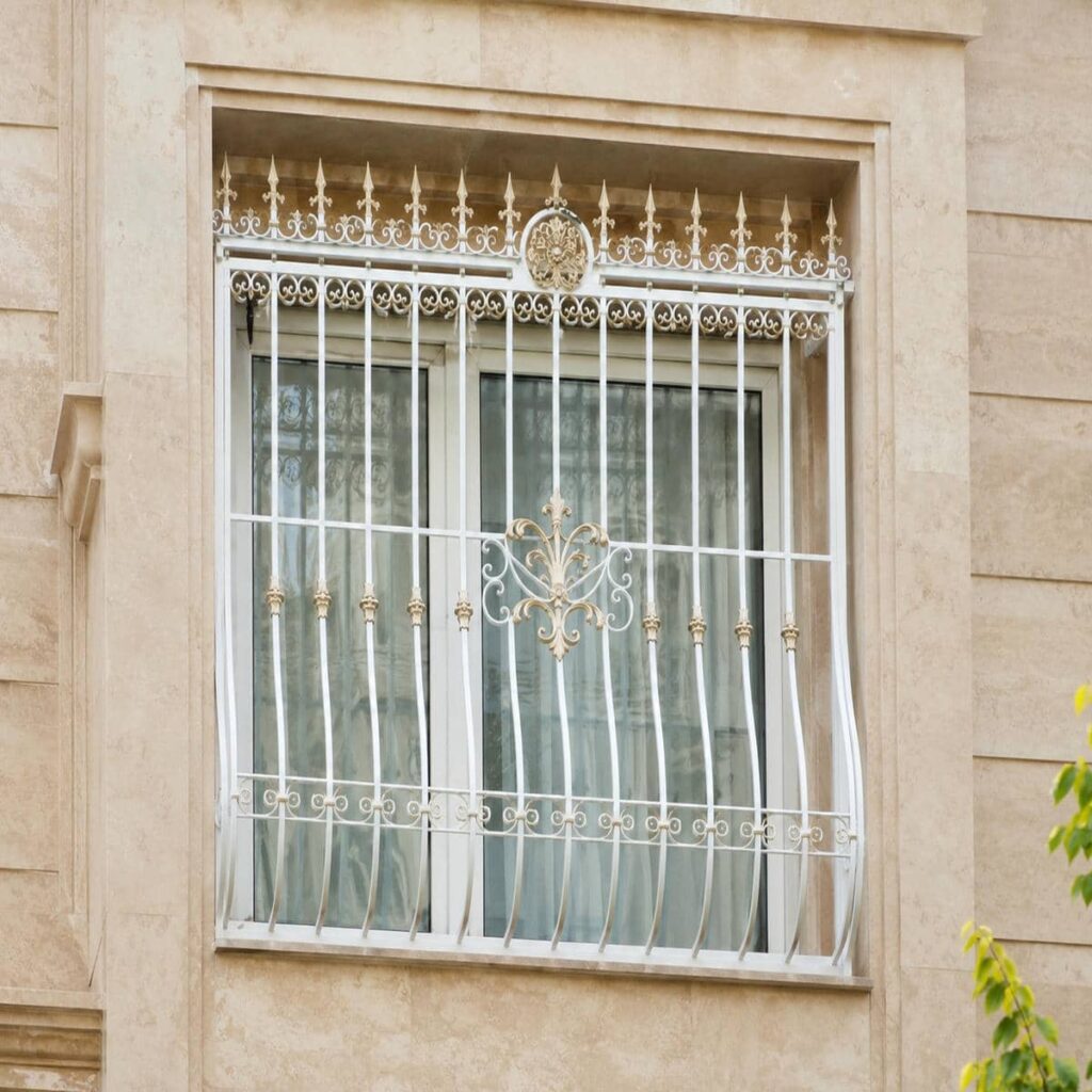 اجرای حفاظ پنجره قوسی کتیبه دار روی نمای ساختمان در مشهد