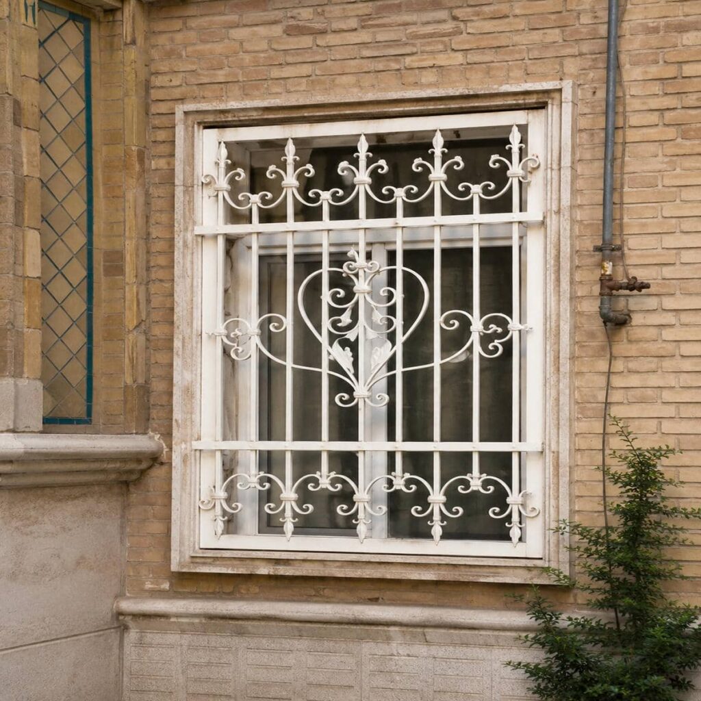 سفارش حفاظ پنجره سفید طلایی نمای سنگ با طلایی محدود در مشهد