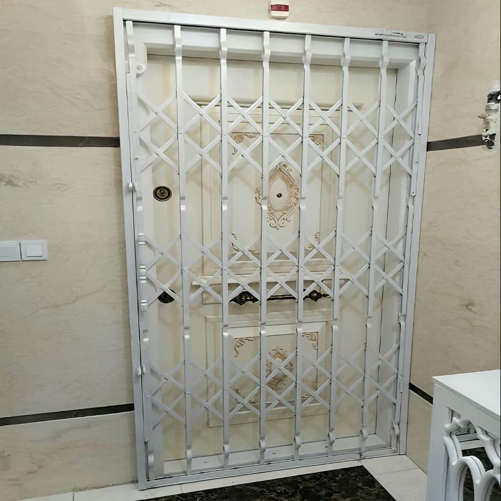 حفاظ کرکره ای فلزی ورودی ساختمان در مشهد