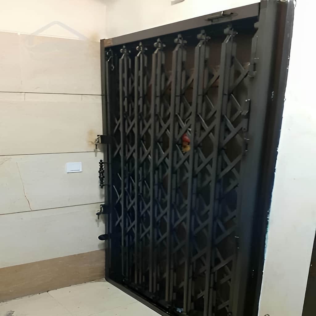 حفاظ کرکره ای مشکی هماهنگ با نمای سنگی مشهد