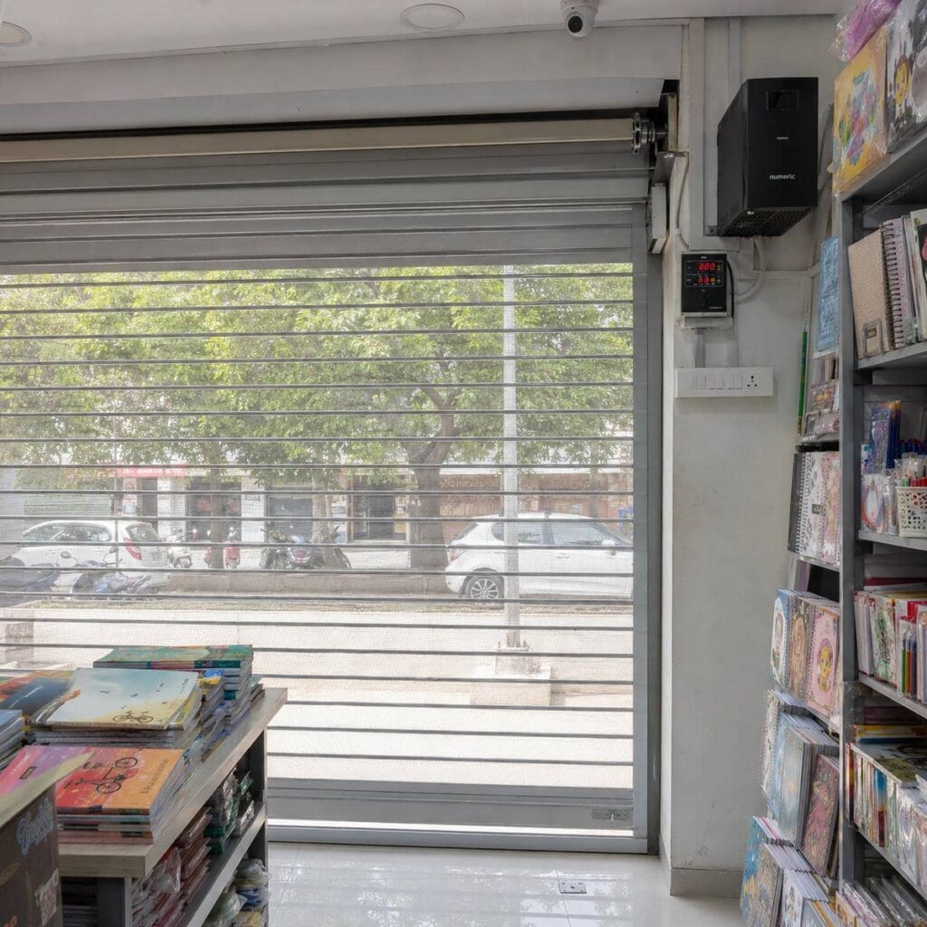 درب کرکره ای مشهد با نمای ساده ورودی