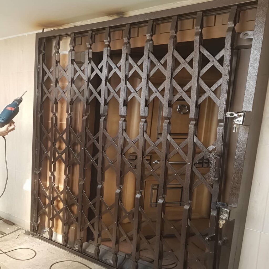 حفاظ متحرک فلزی ورودی ساختمان مشهد