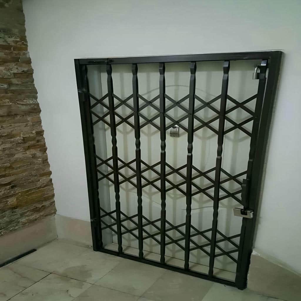 گارد فلزی تیره نصب شده در ورودی مشهد