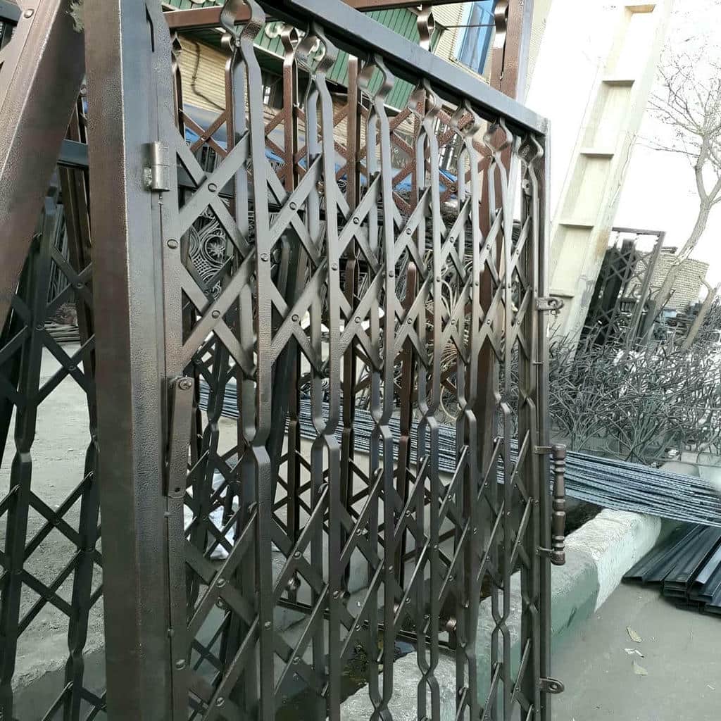 درب آکاردئونی جمع شده کنار چهارچوب سفید