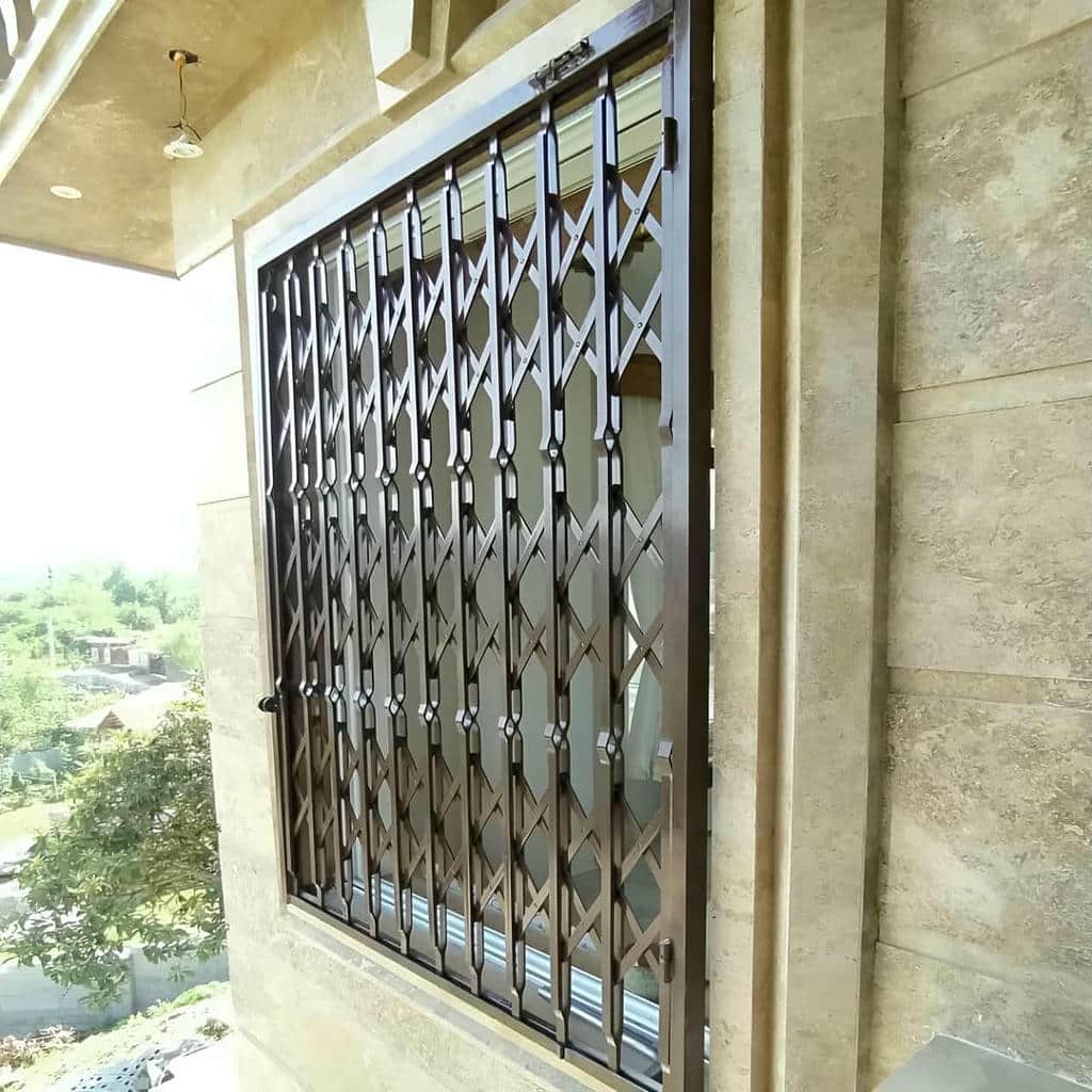 حفاظ آکاردئونی جمع شونده کنار در ساختمان