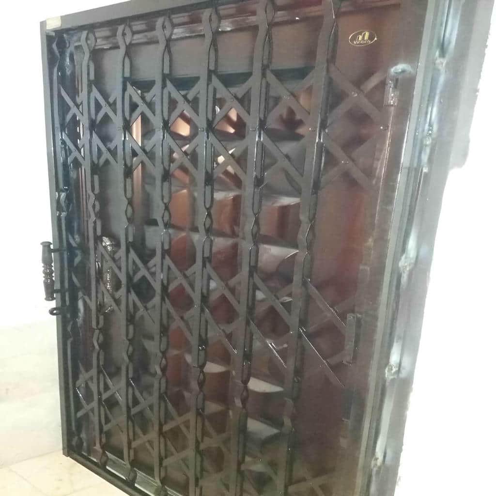 محافظ فلزی ورودی با پوشش رنگ تیره