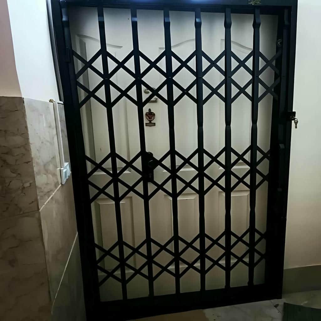 حفاظ آکاردئونی مشکی کنار ورودی آپارتمان