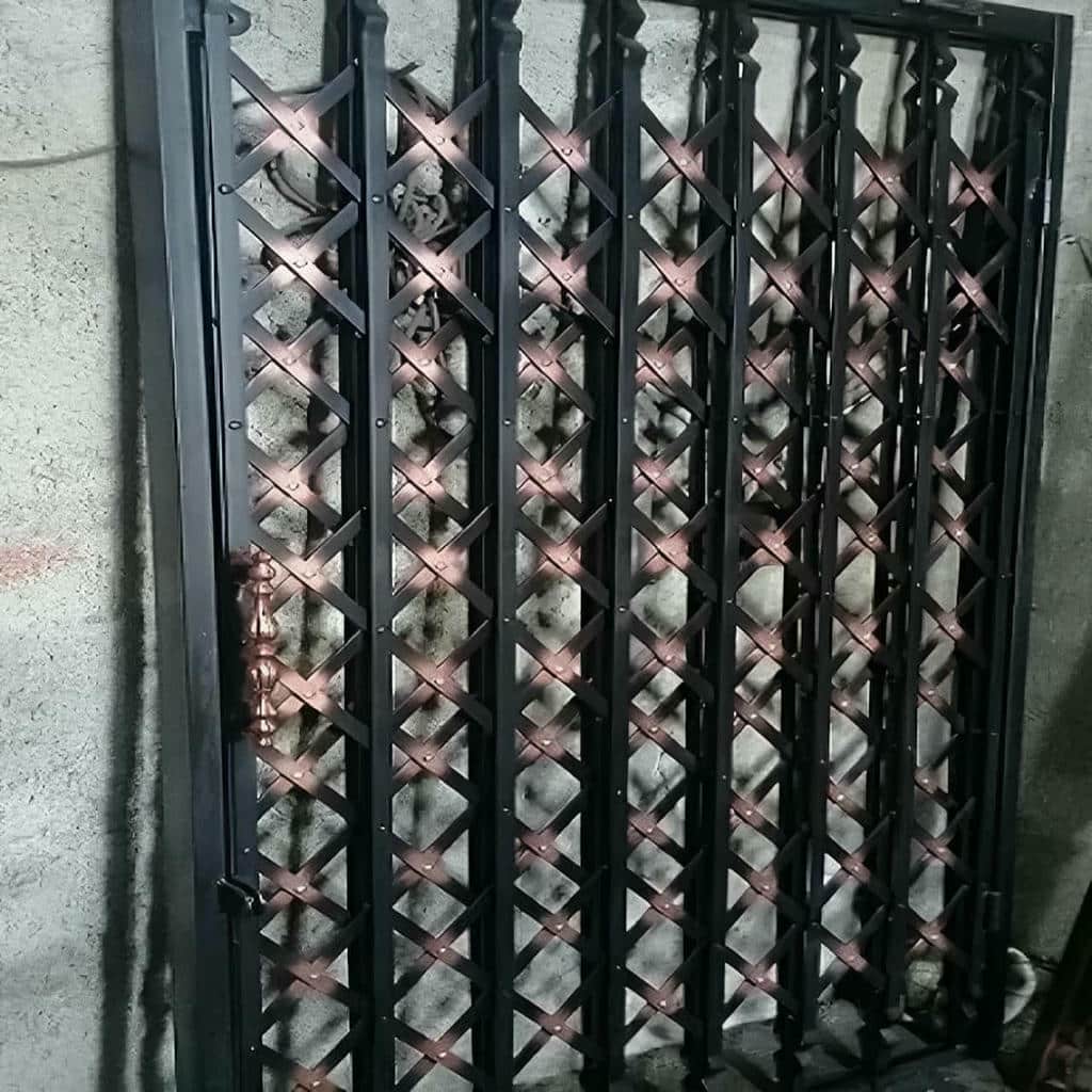 محافظ فلزی ورودی با شبکه منظم