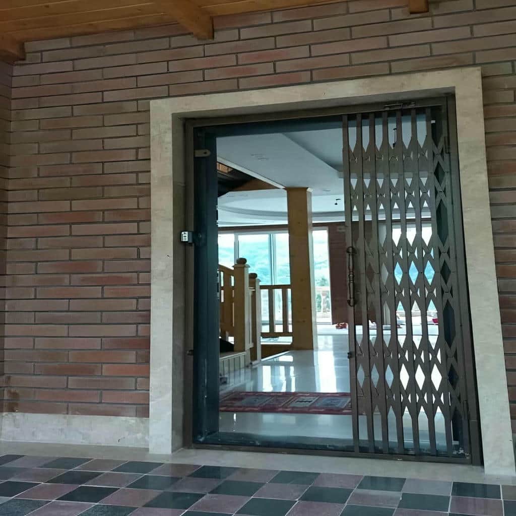 گارد آکاردئونی مشکی کنار در واحد مشهد