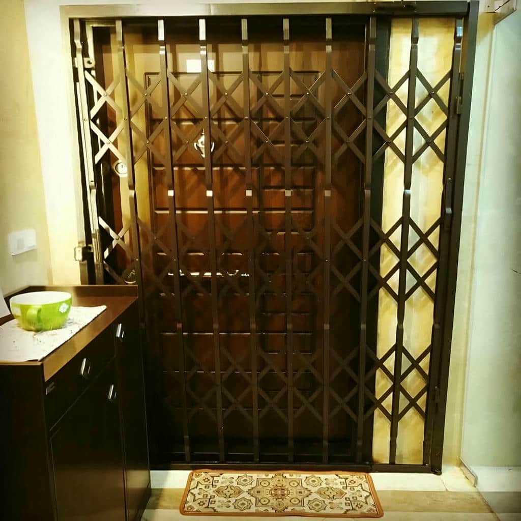 گارد ورودی تیره هماهنگ با نمای مینیمال