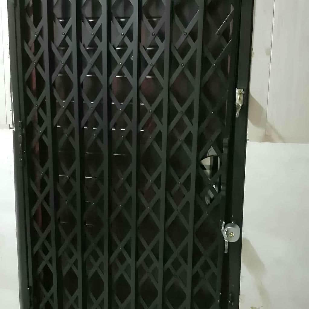 حفاظ ضربدری آکاردئونی مشکی با ریل مقاوم در مشهد