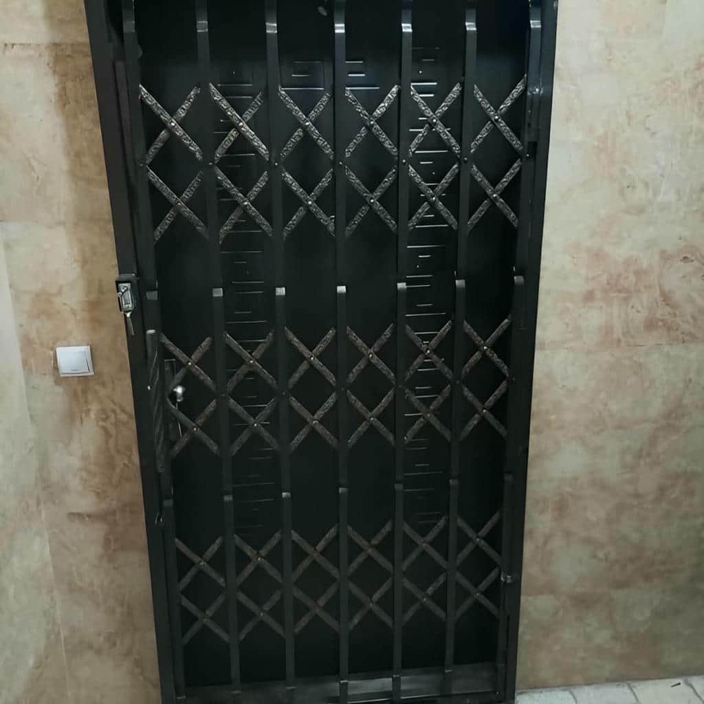 حفاظ ضربدری آکاردئونی بسته کنار در ورودی