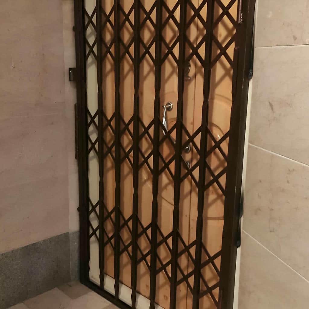 محافظ آکاردئونی تیره برای راهروی آپارتمان مشهد