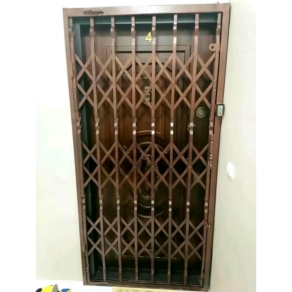 نرده آکاردئونی جمع شونده کنار ورودی آپارتمان