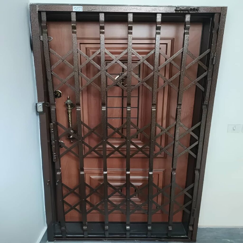 نرده آکاردئونی با پوشش خاکستری و اتصالات منظم