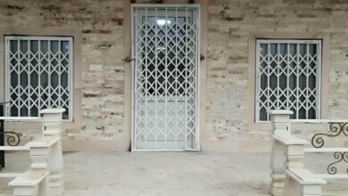 درب آکاردئونی فلزی مشکی ورودی آپارتمان مشهد