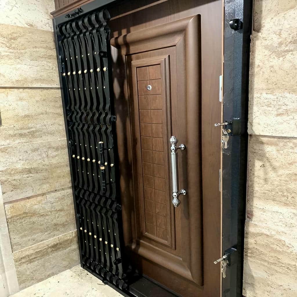 محافظ درب ورودی با فرم ساده فلزی