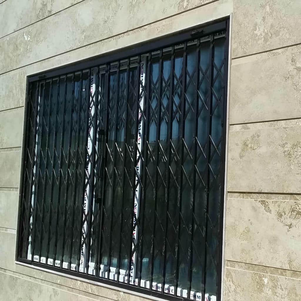 گارد آکاردئونی لوکس کنار در چوبی مشهد