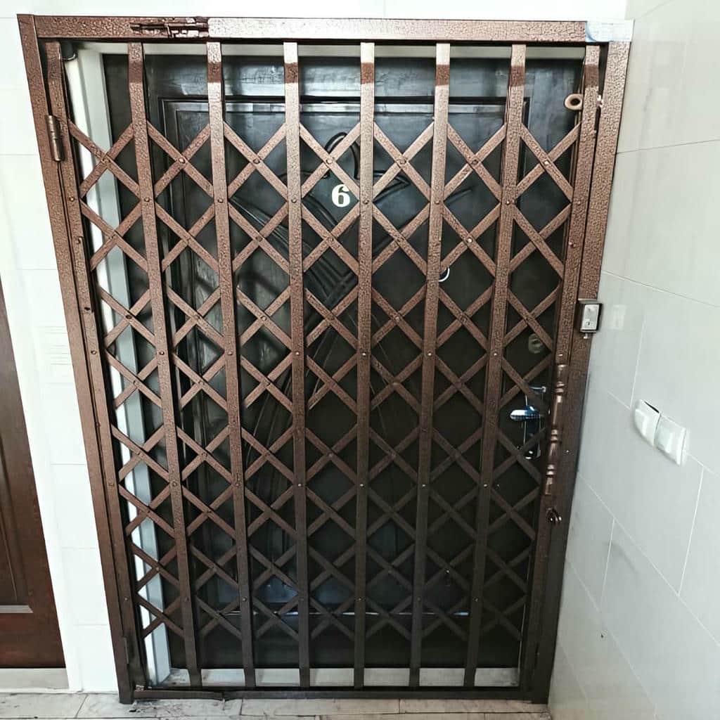 نرده آکاردئونی نصب‌شده در پروژه مسکونی مشهد