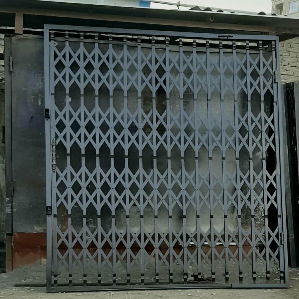 حفاظ کشویی جمع شده کنار چهارچوب ورودی