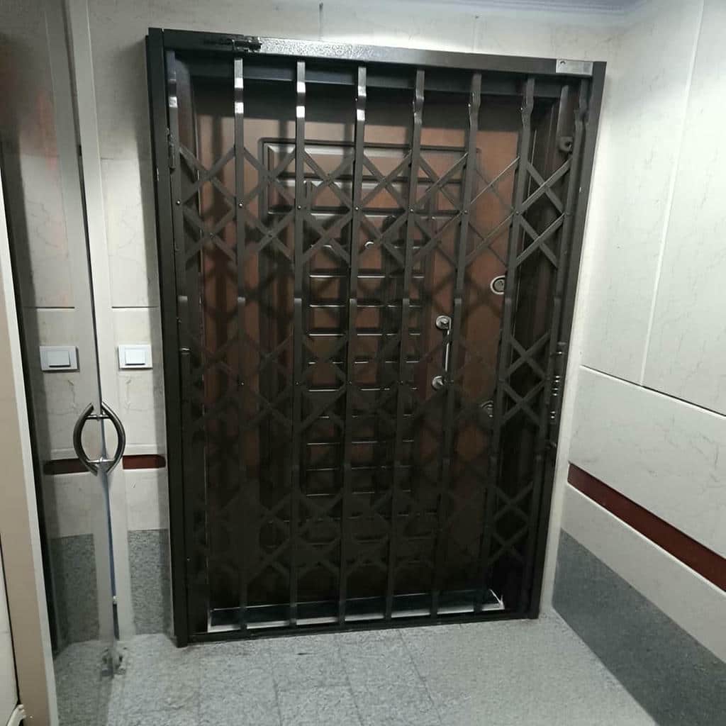 محافظ درب تاشو کنار ورودی آپارتمان مشهد