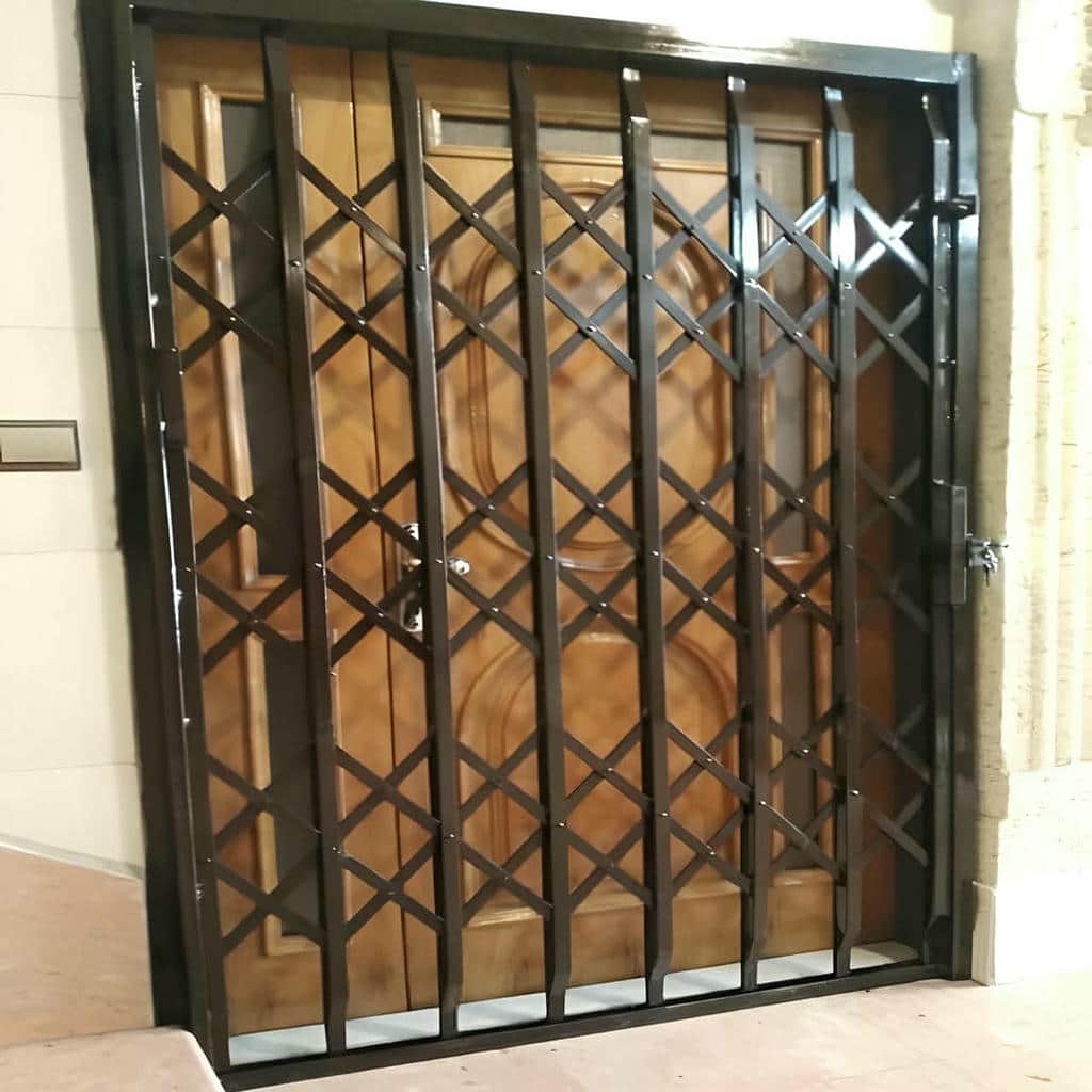 حفاظ درب ضد سرقت فلزی مشکی در مشهد