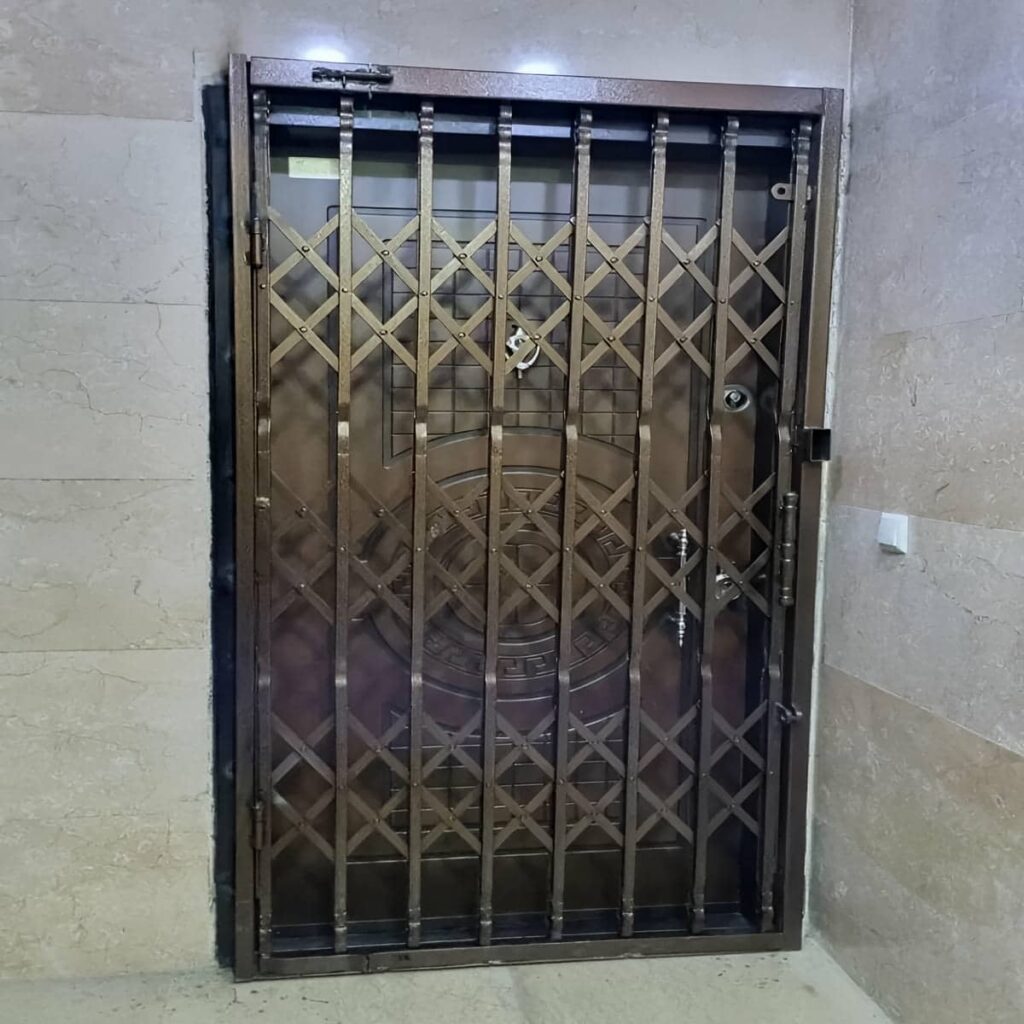 درب حفاظتی آپارتمان مشکی مینیمال در مشهد