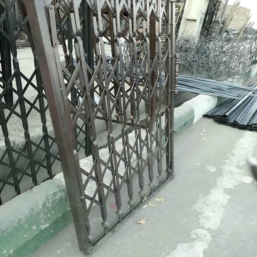 حفاظ درب ضد سرقت با فریم تیره ورودی ساختمان