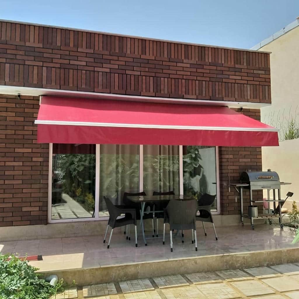سقف متحرک پارچه ای جمع شده روی تراس