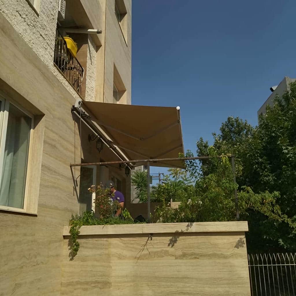 سایبان فول باکس باز روی فضای حیاط