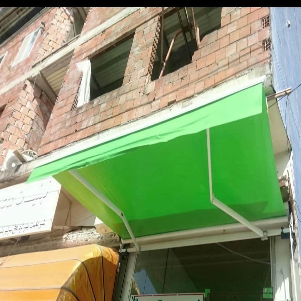 سایبان برقی بازویی روی نمای آپارتمان مشهد