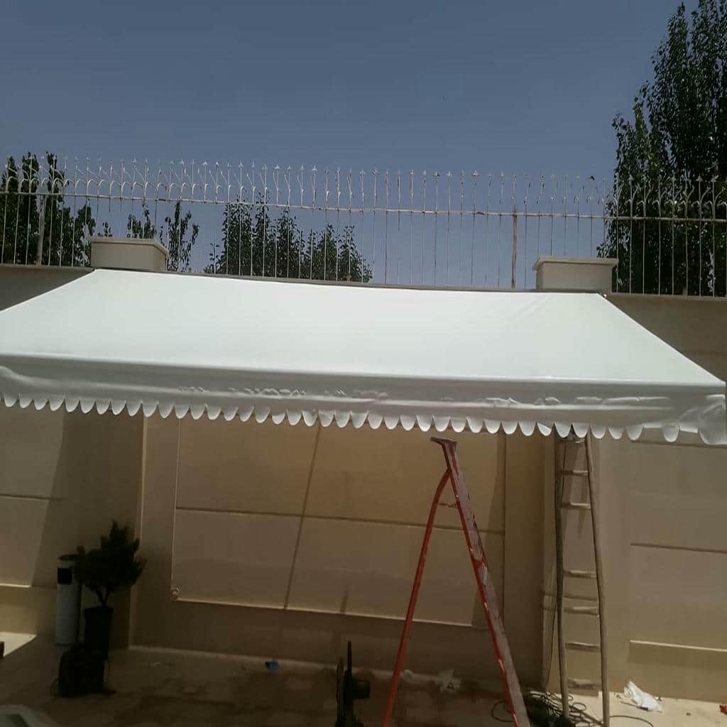 سایبان پارکینگ مدرن کنار ساختمان در مشهد