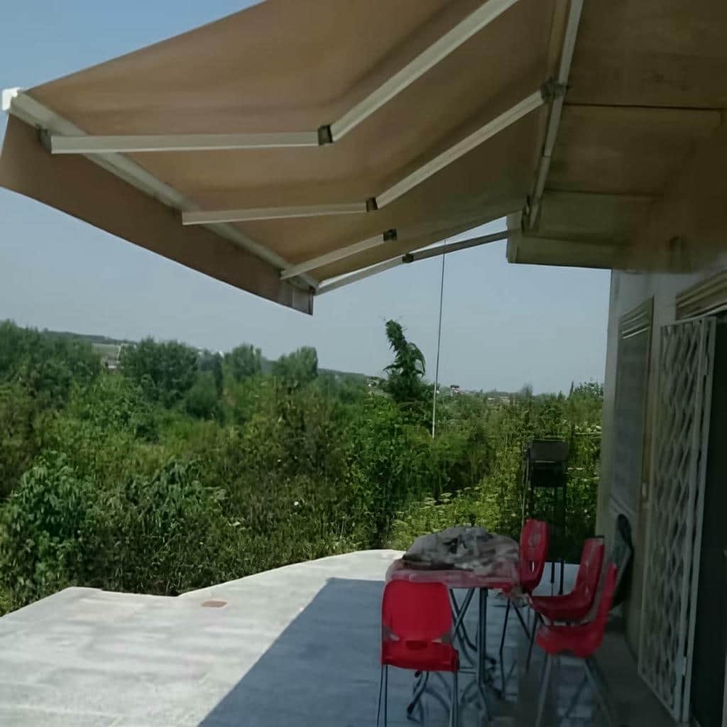 سقف متحرک پارچه ای با پوشش کرم روشن