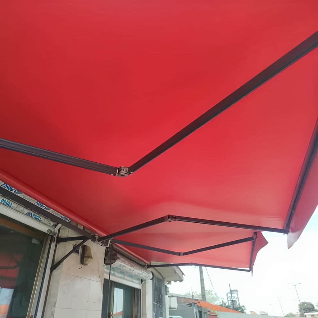 سایبان ضد آب روی ورودی ساختمان
