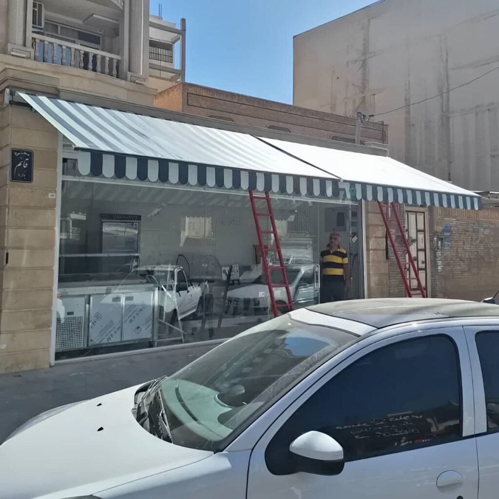 سایبان اتوماتیک روی محوطه نشیمن باغ مشهد