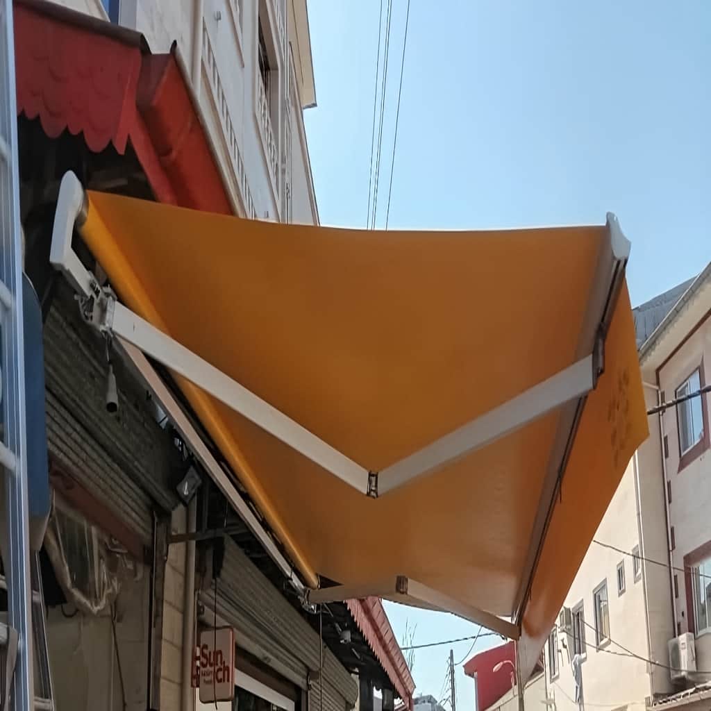 سایبان اتوماتیک با پارچه روشن ضد آفتاب