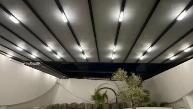 سقف متحرک پارچه ای روشن در حیاط مشهد