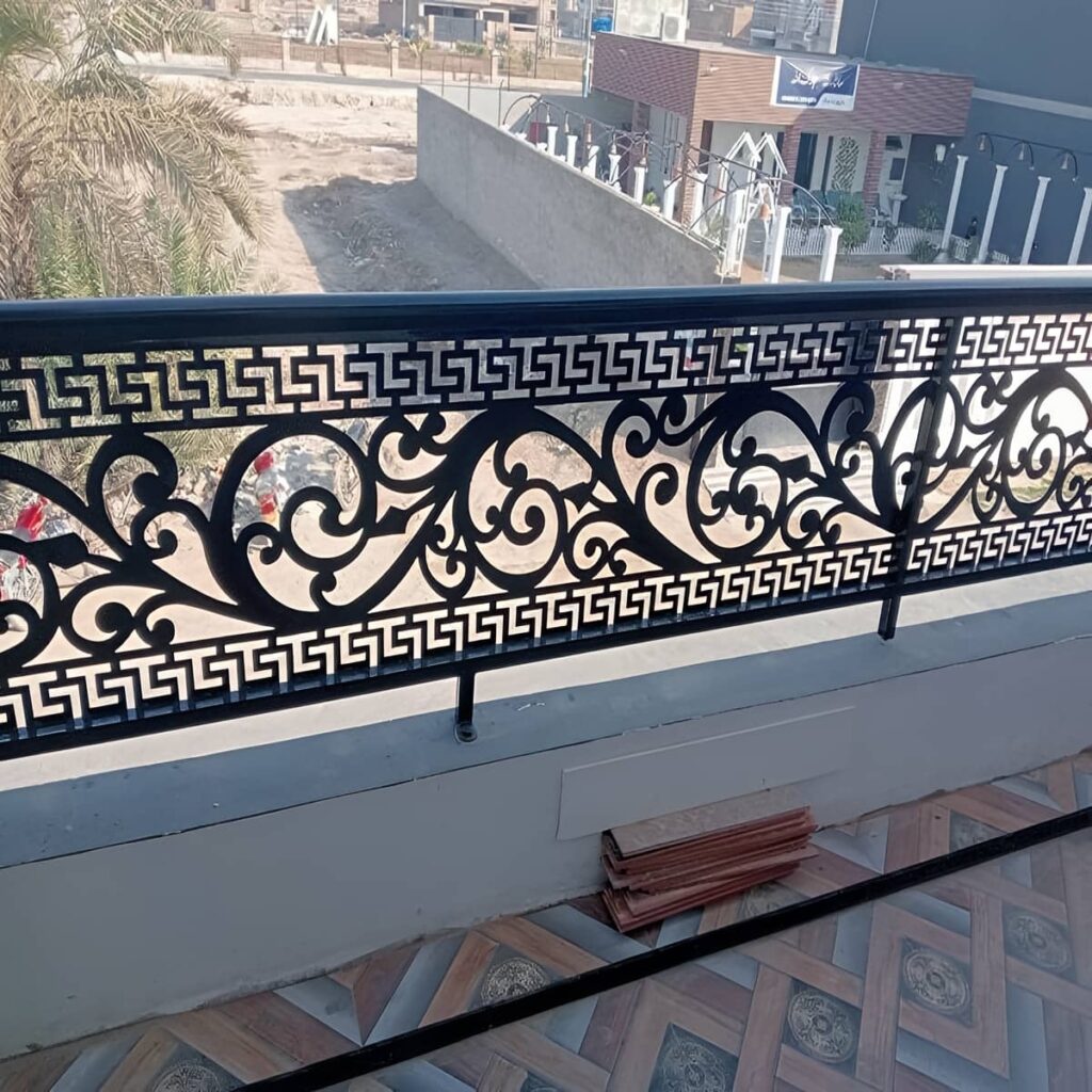 دست انداز فلزی کنار راه پله بزرگ دست انداز فلزی کنار راه پله بزرگ
