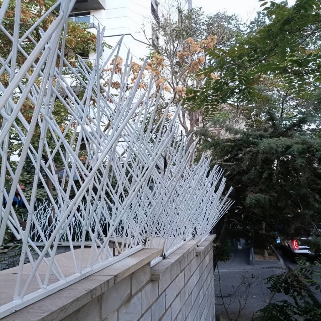 حفاظ فلزی اقتصادی کنار نمای سنگی