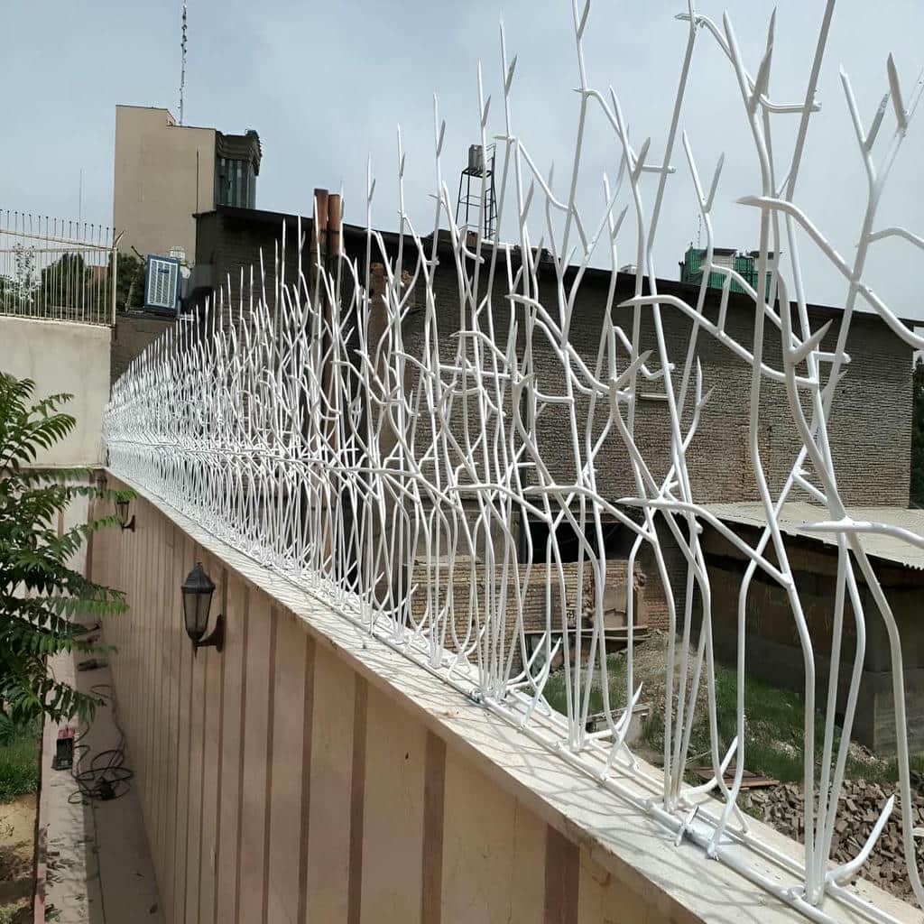 حفاظ فلزی طرح اف کنار نمای سنگی