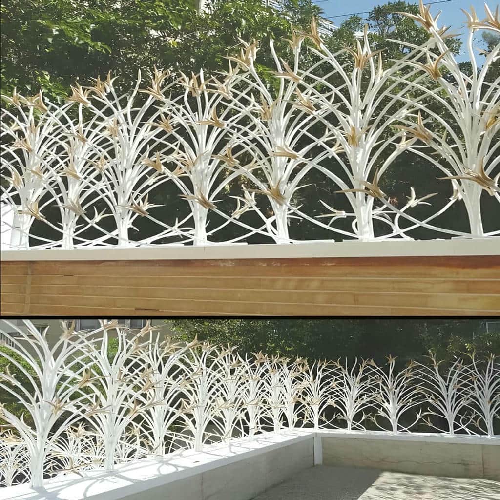 نرده لیلیوم مشکی کنار نمای سنگی