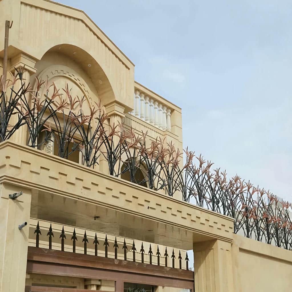 نرده لیلیوم کنار نمای سنگی روشن