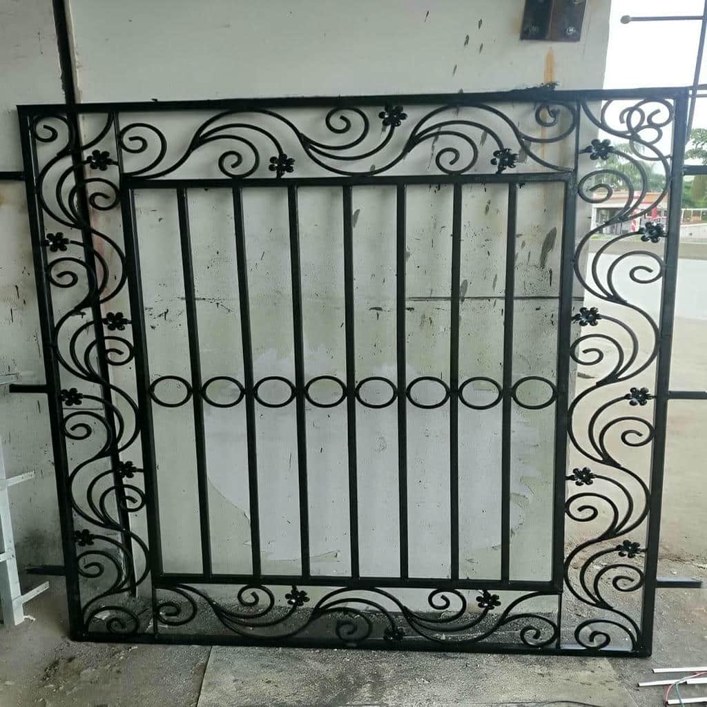 حفاظ پنجره فرفورژه مشهد با طرح ظریف