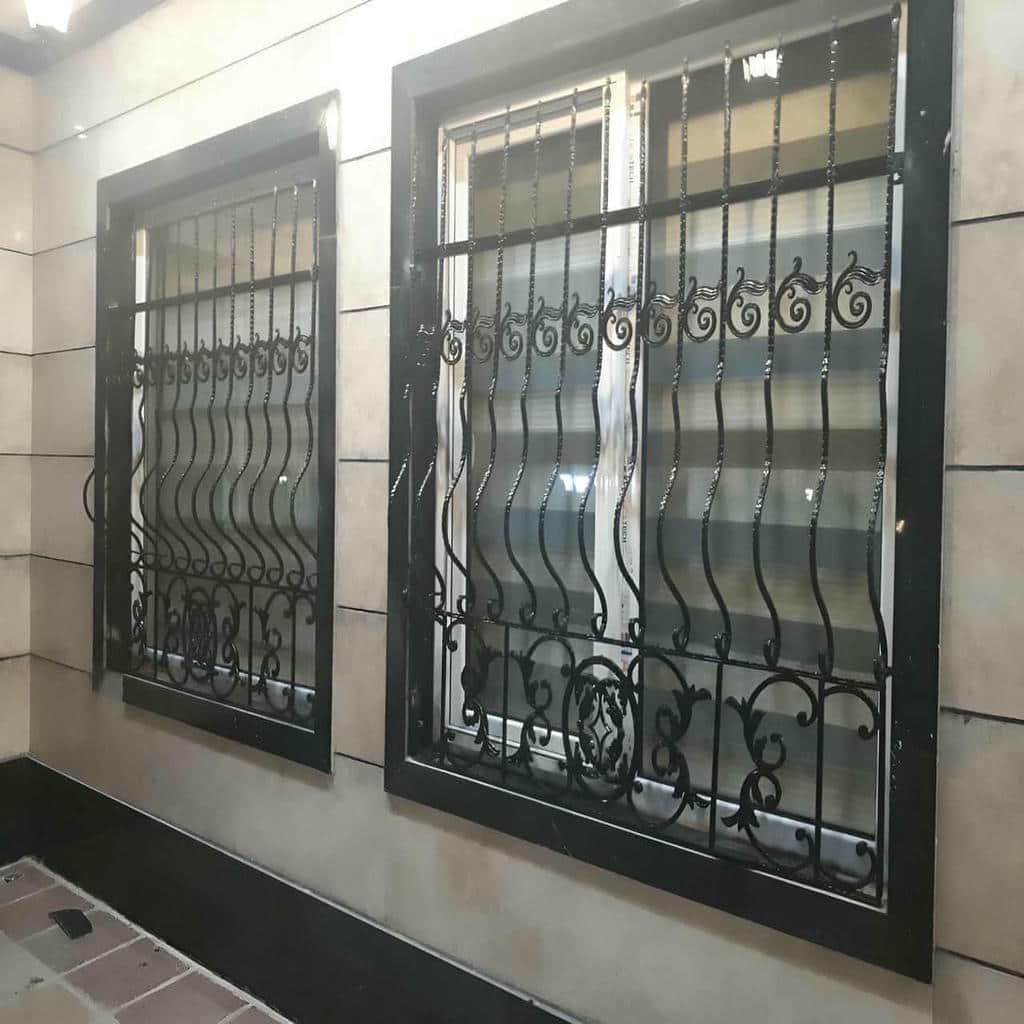 حفاظ پنجره فرفورژه با جزئیات منحنی