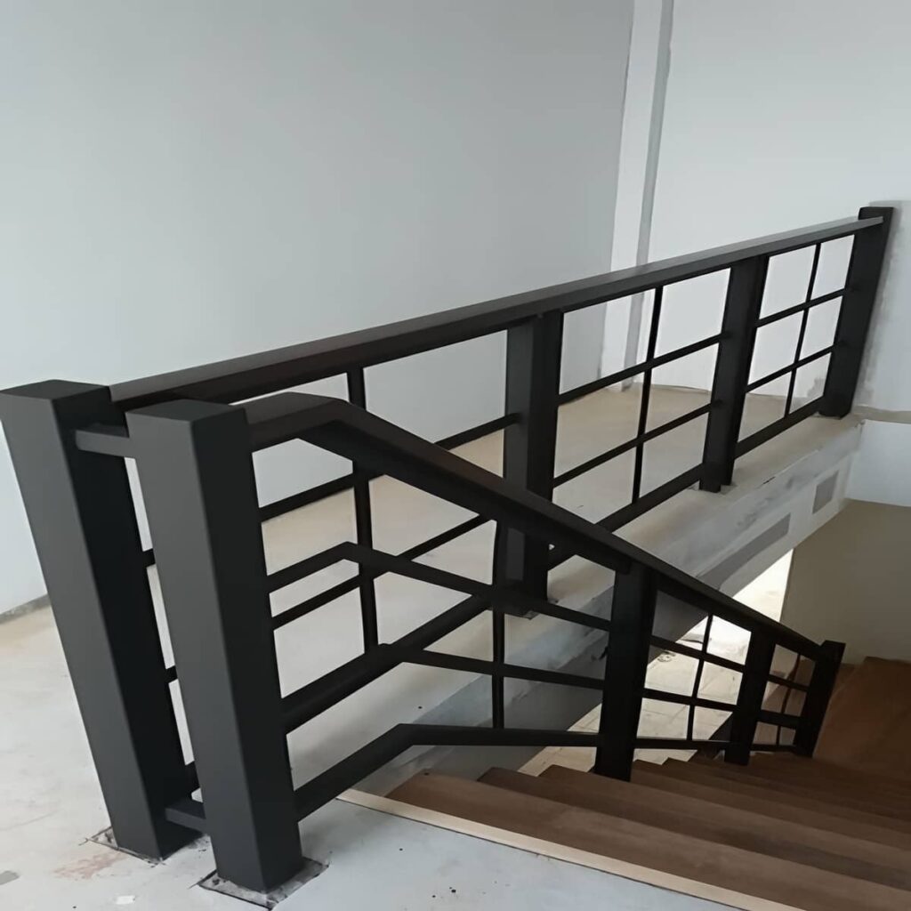 حفاظ تراس فلزی با اتصالات منظم