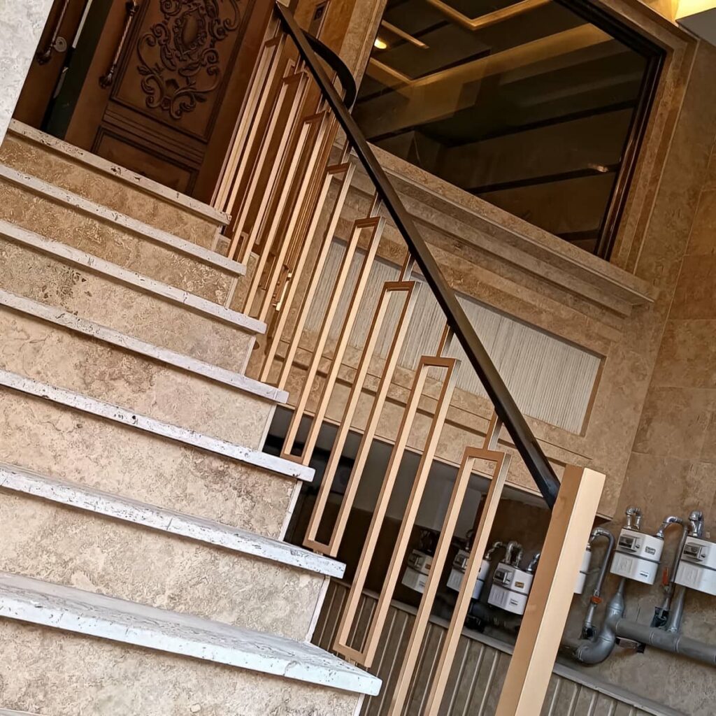 دست انداز فلزی کنار پله فضای باز