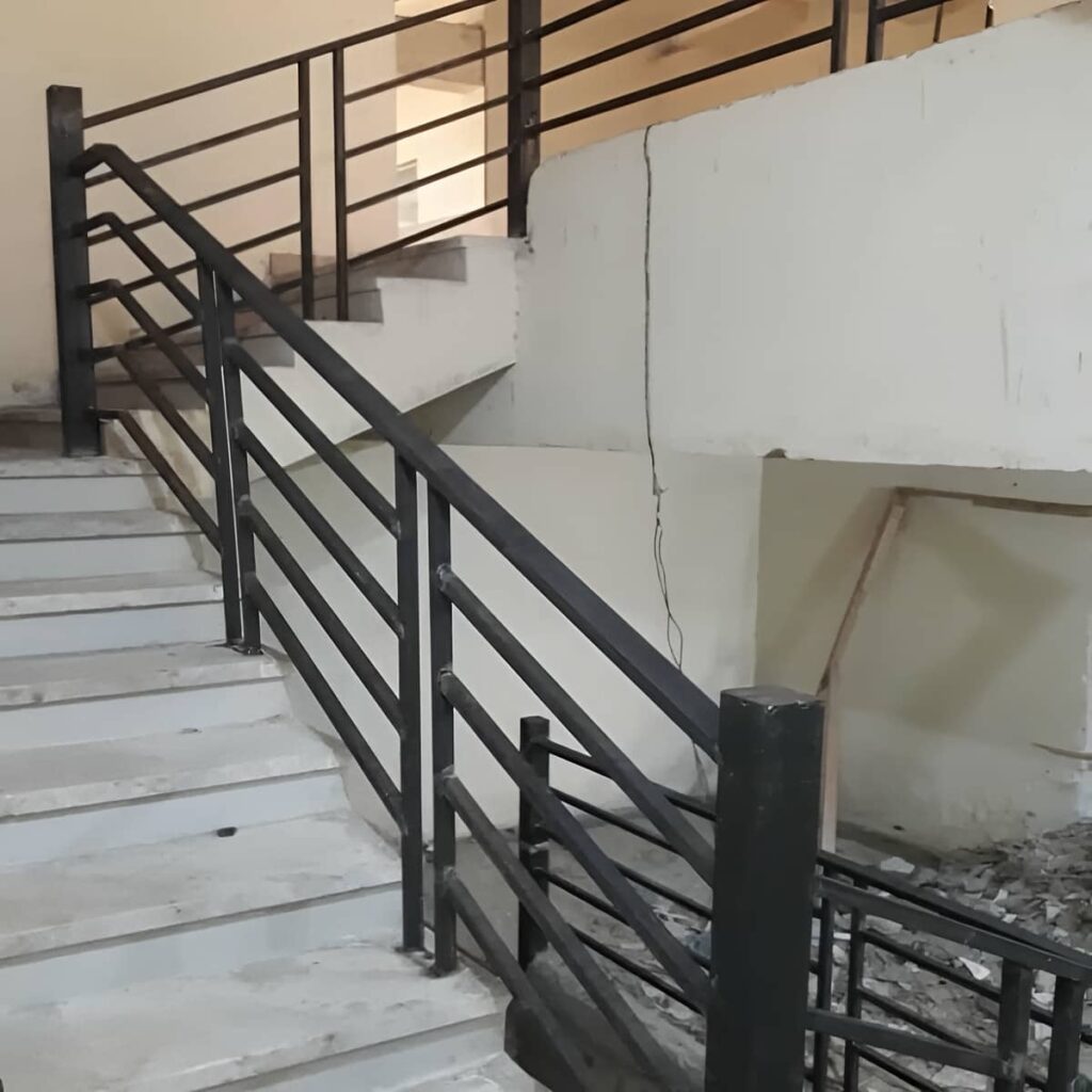 حفاظ بالکن فلزی با خطوط ساده