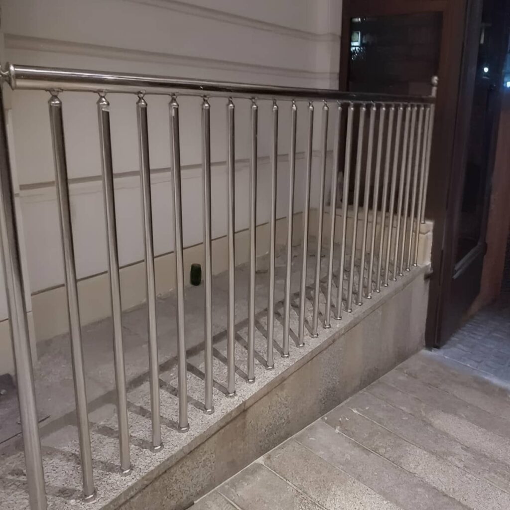 نرده مدرن بالکن با اتصالات ظریف