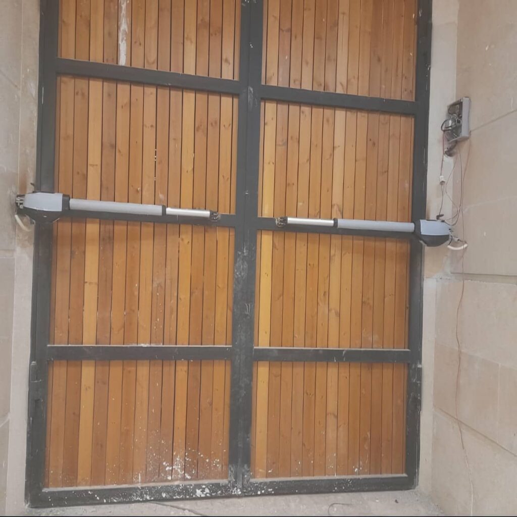 موتور درب پارکینگ کنار ریموت کنترل موتور درب پارکینگ کنار ریموت کنترل