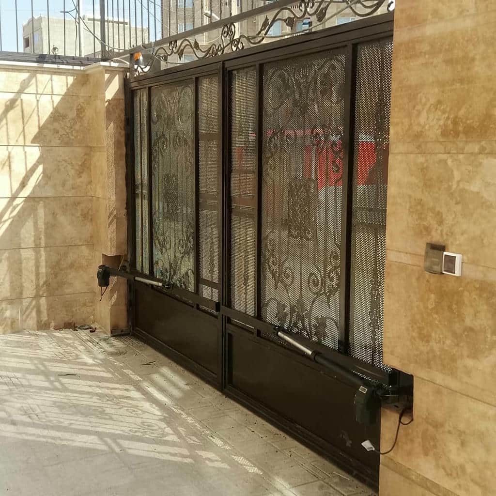 اپراتور درب پارکینگ متناسب با در فلزی مدرن
